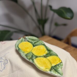 Ceramiczna podstawka pod łyżkę w cytryny w kuchennej aranżacji