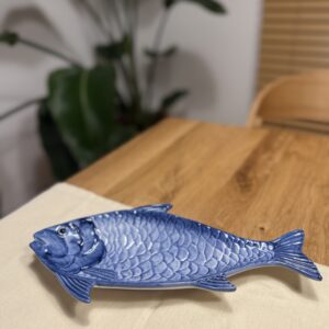 Niebieska ceramiczna podstawka pod łyżkę Ryba w domowej aranżacji
